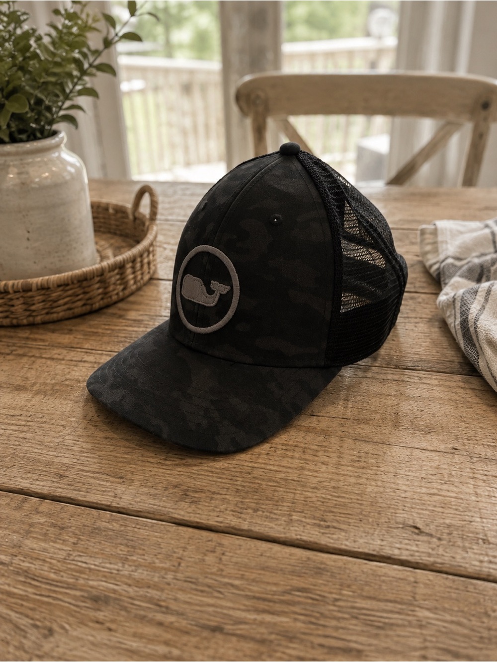 Vineyard vines Black Camo Mesh Trucker Cap - gender neutral